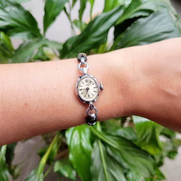 Vintage Timex Great Britain Leather Watch - Picture 1 of 9